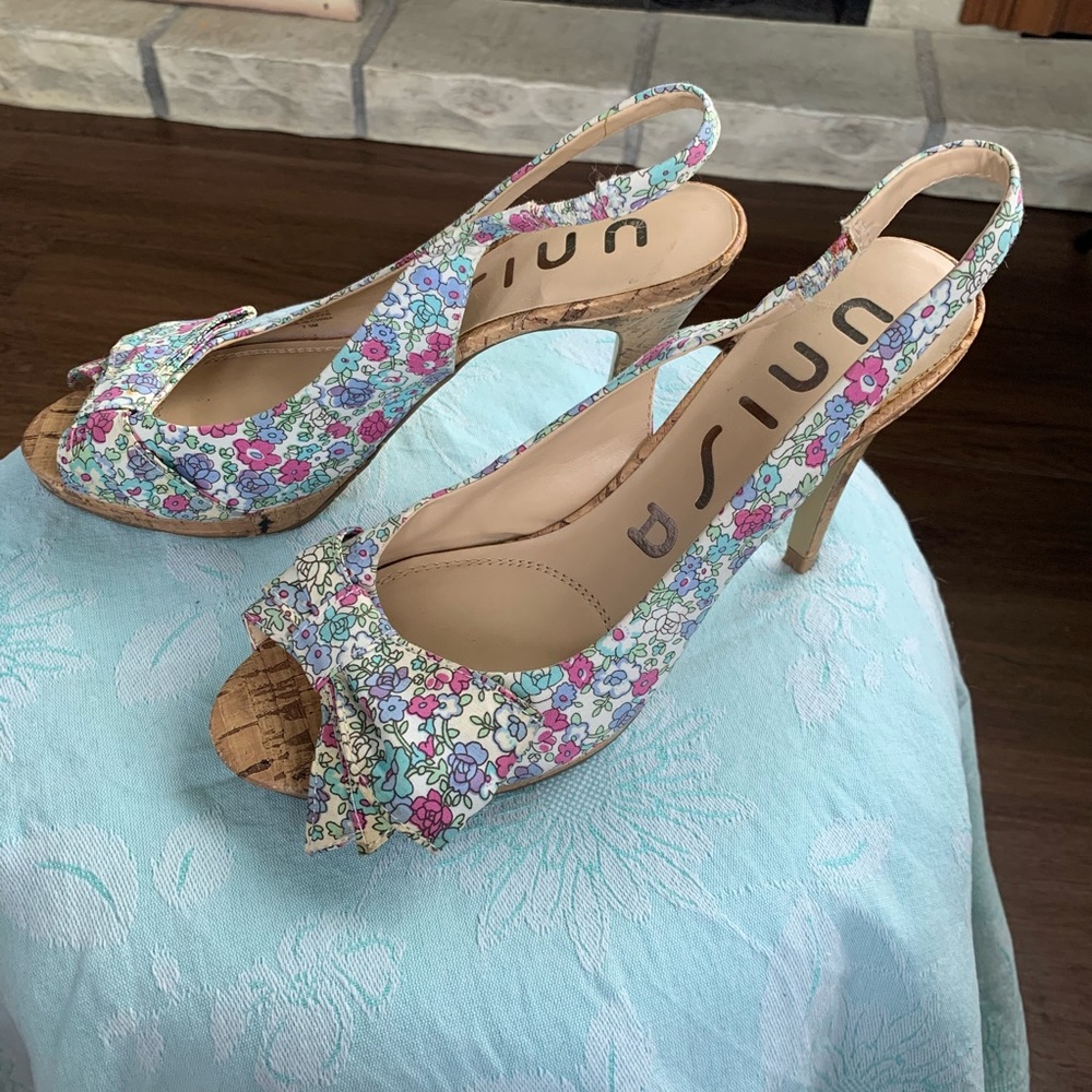 Unisa Wooden Flowery Design Sandal 7.5M 4” Heel